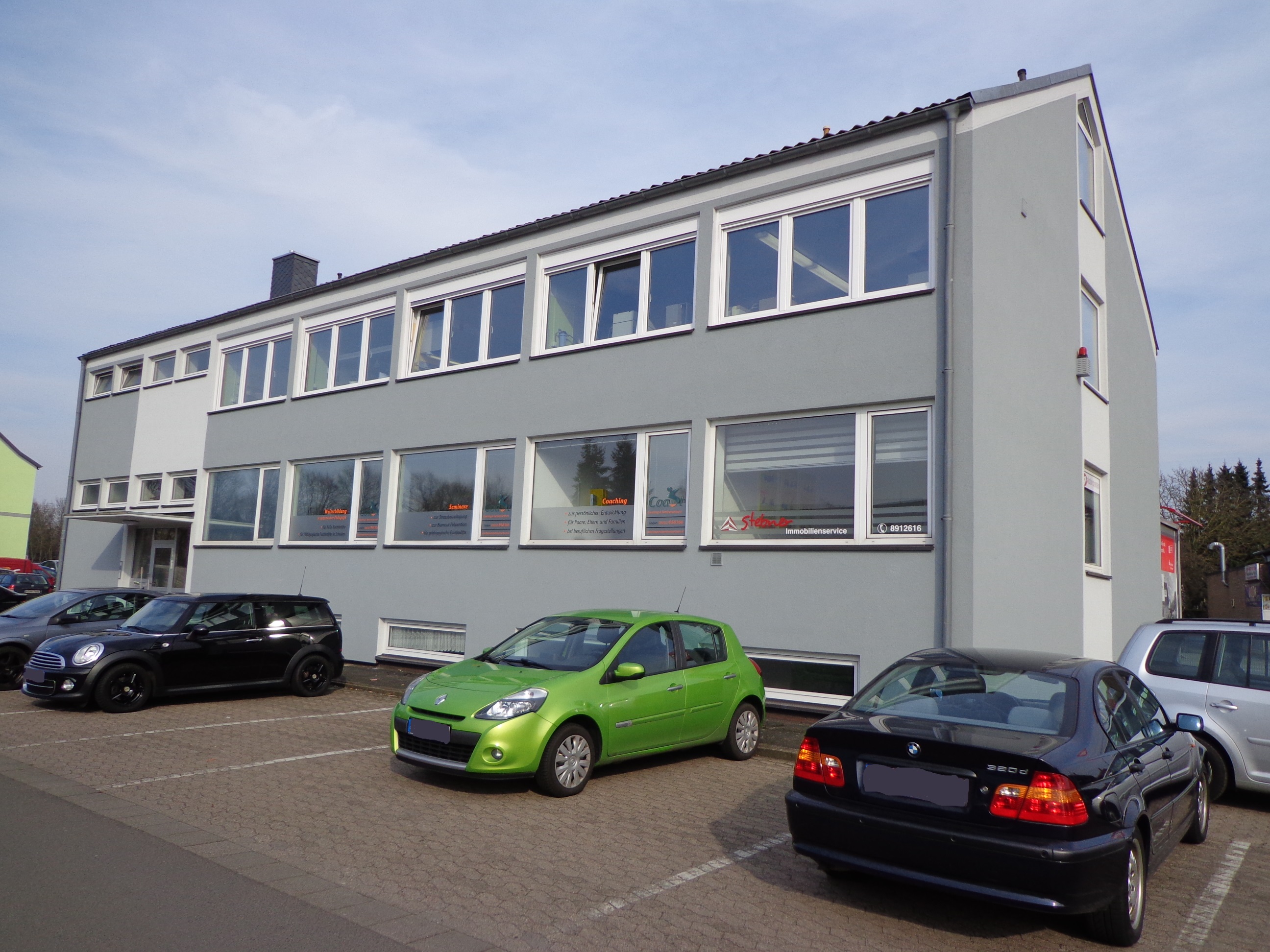 Die Gebäuderückseite, fotografiert von Rewe-Parkplatz. Es gibt viel Platz für Fahrzeuge.